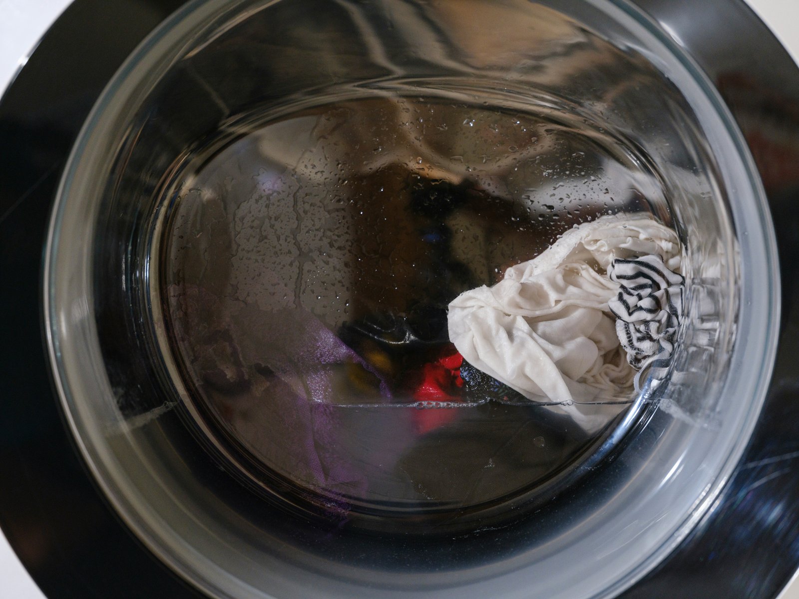 Waschmaschine mit Kleidung im Alltag