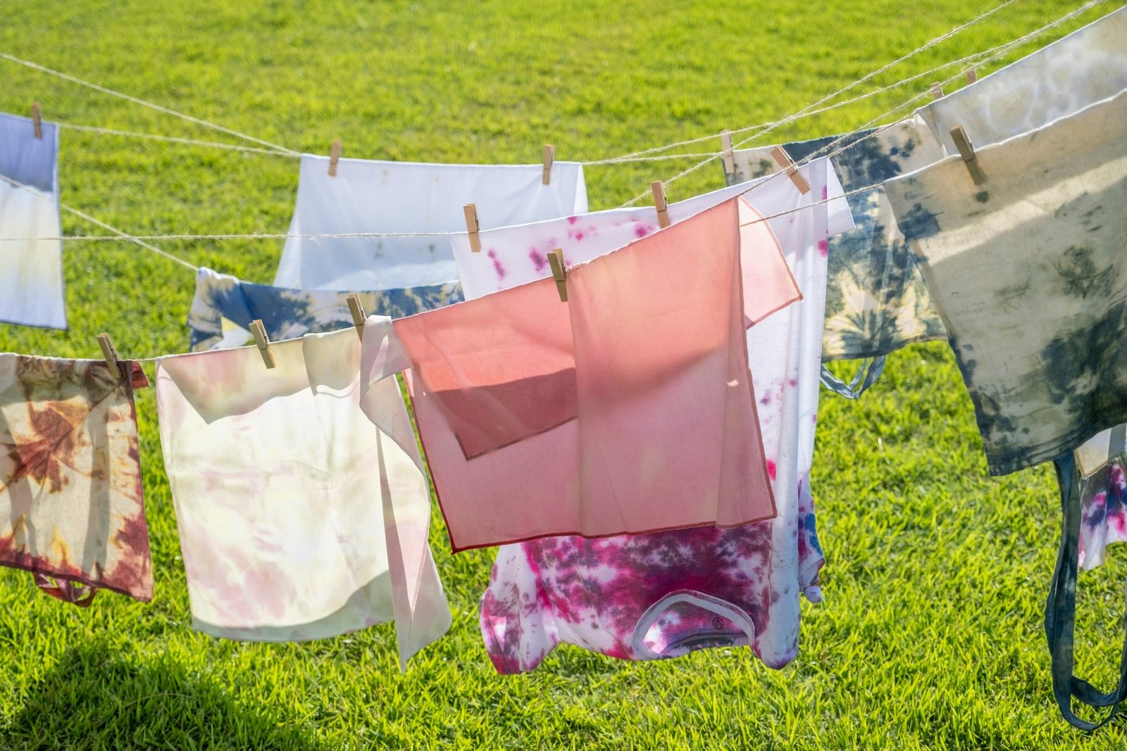 Kleidungsstück wird nach der Wäsche geprüft