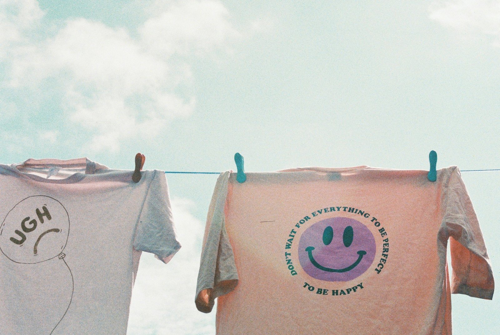 T-Shirt wird für die Wäsche vorbereitet